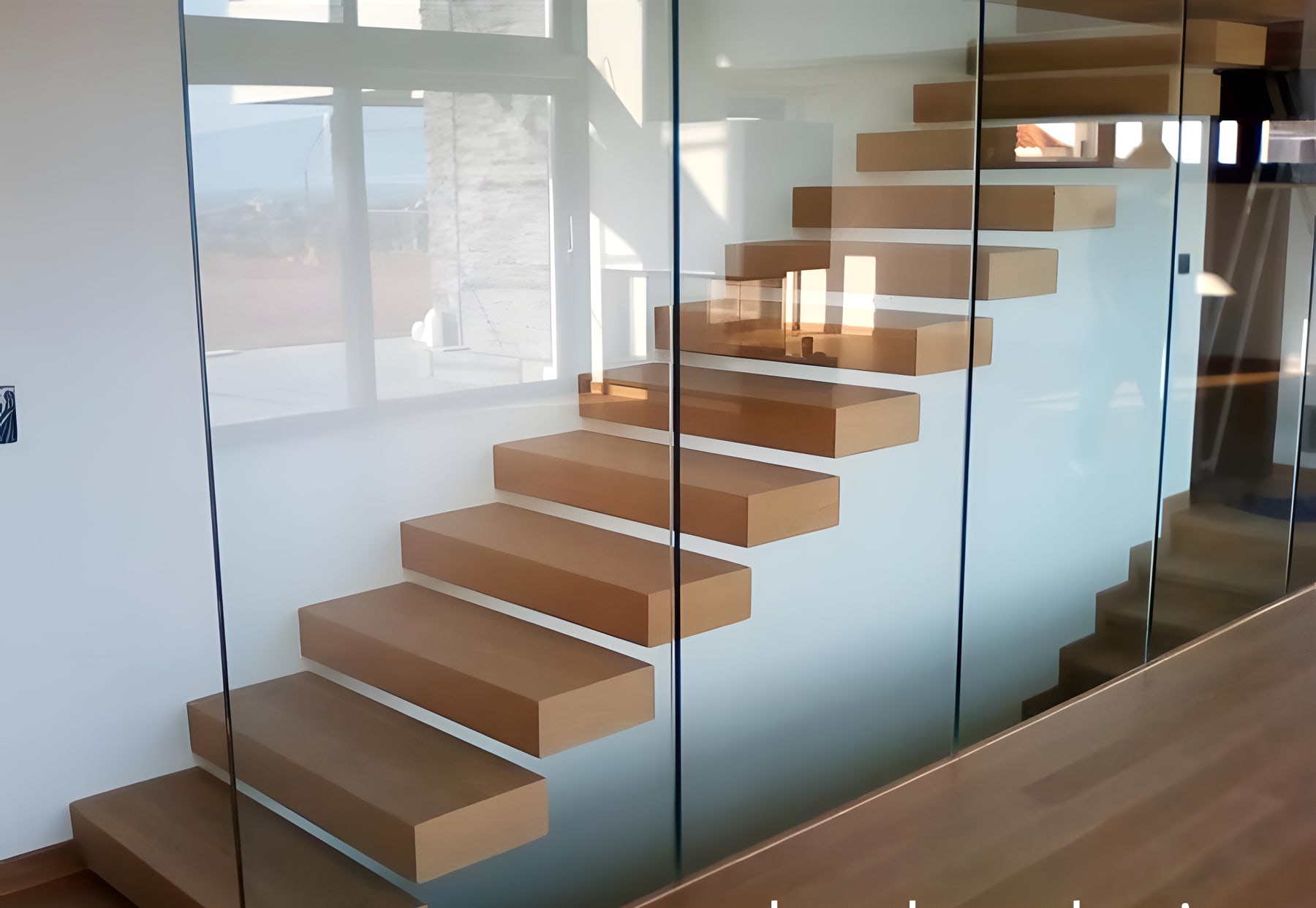 Αιωρούμενη ξύλινη σκάλα πίσω από γυάλινο πέτασμα