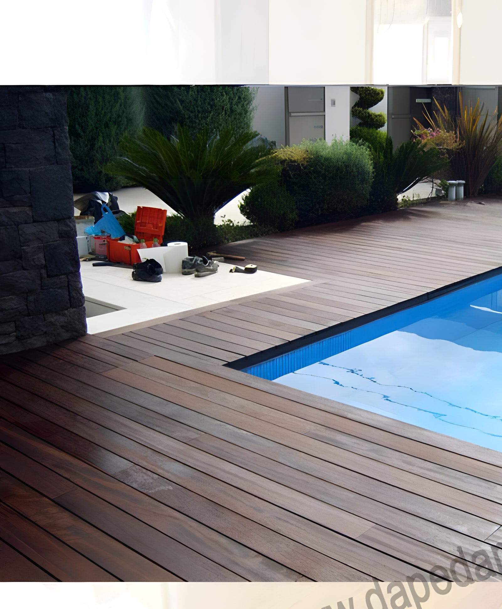 Ξύλινο deck γύρω από πισίνα κατοικίας